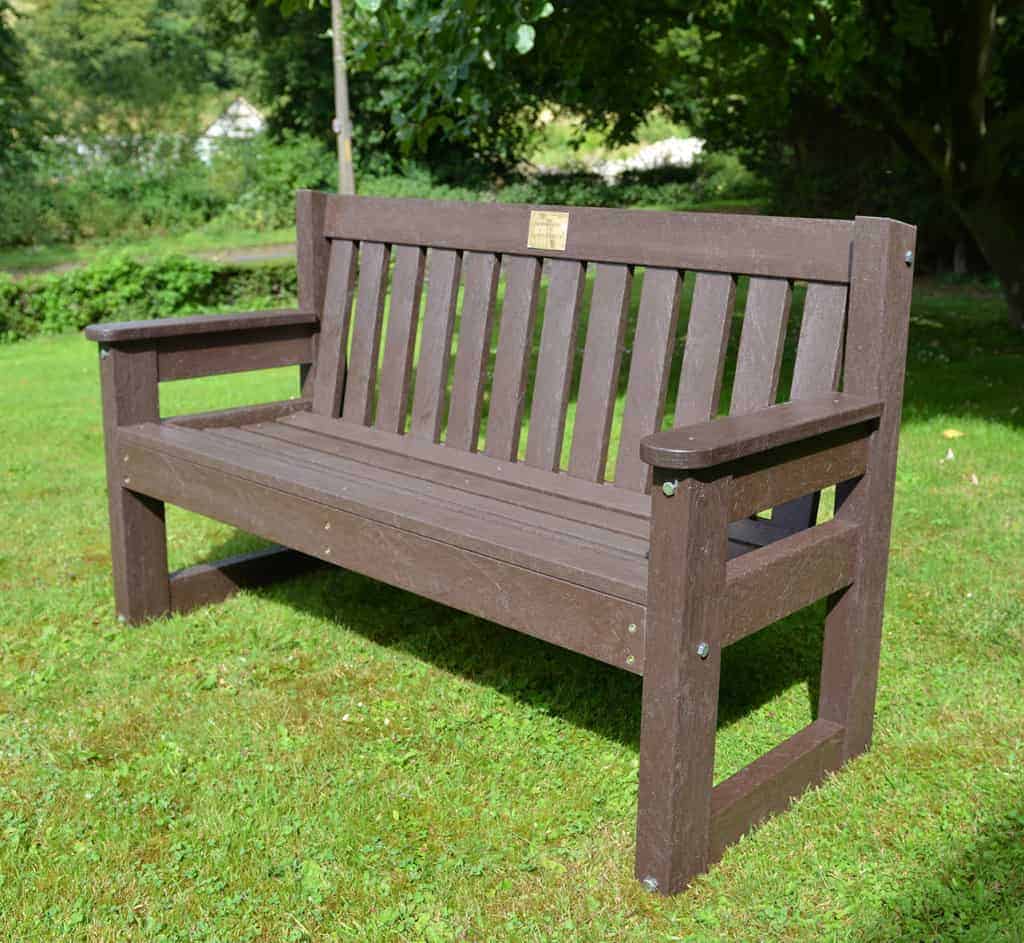 Recycled plastic outdoor Dale bench with a Commemorative plaque