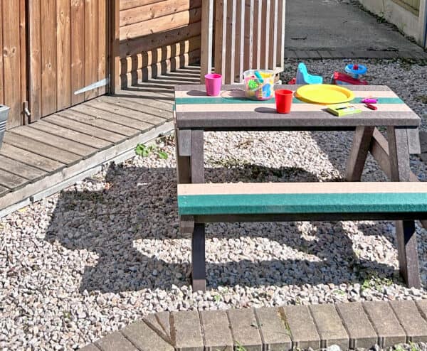 Macaw infant Picnic table in earth colours 2