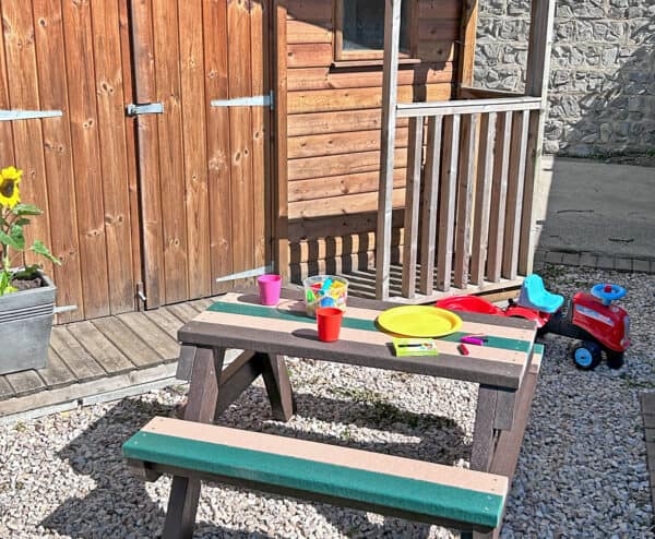Macaw infant Picnic table in earth colours.